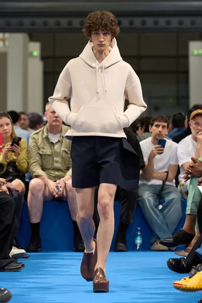 Look 16